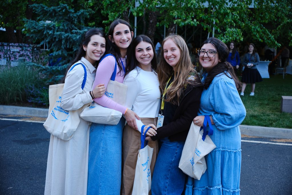 הגיבורות של העורף: הסיפור המרגש של בנות שירות בודדות בישראל